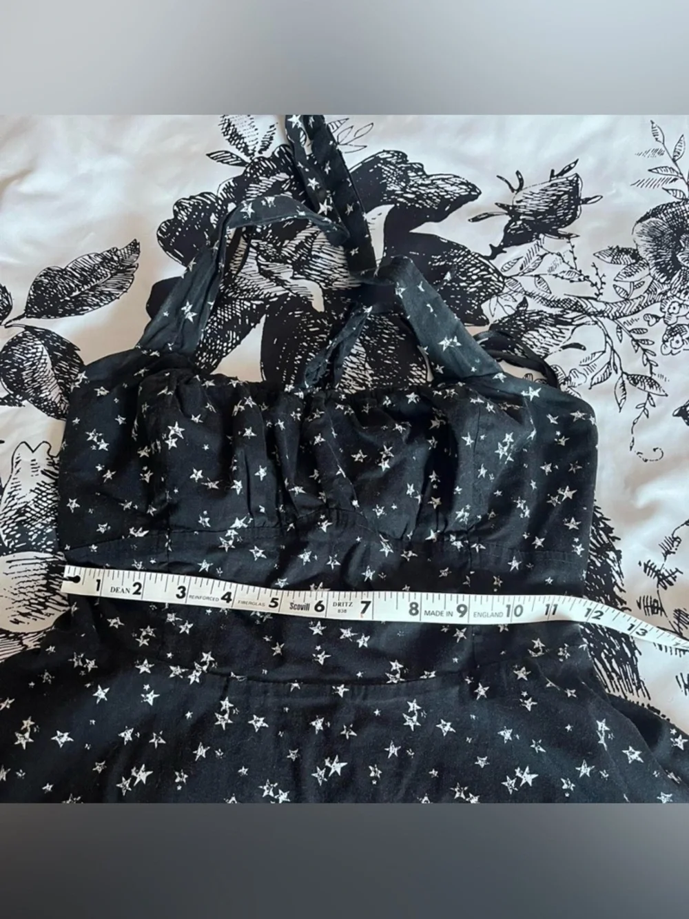 Hot Topic midi dress covered in an all-over star print - Picture 7 of 8